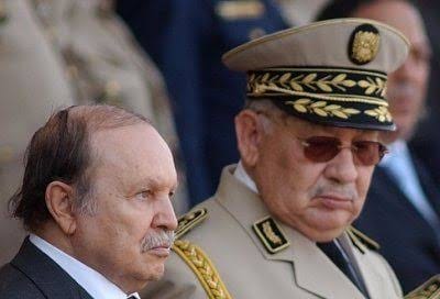 Le Président Bouteflika et le Général Ahmed Gaïd assis côte à côte