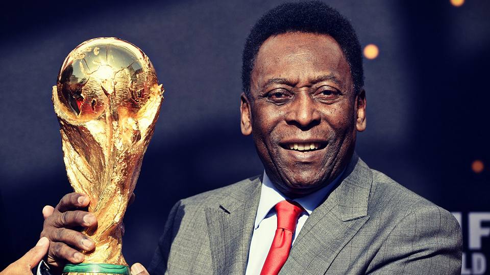 Le Roi Pelé remettant la Coupe du monde