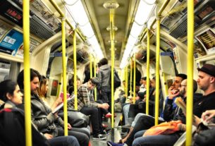 Des passagers dans un métro de Londres