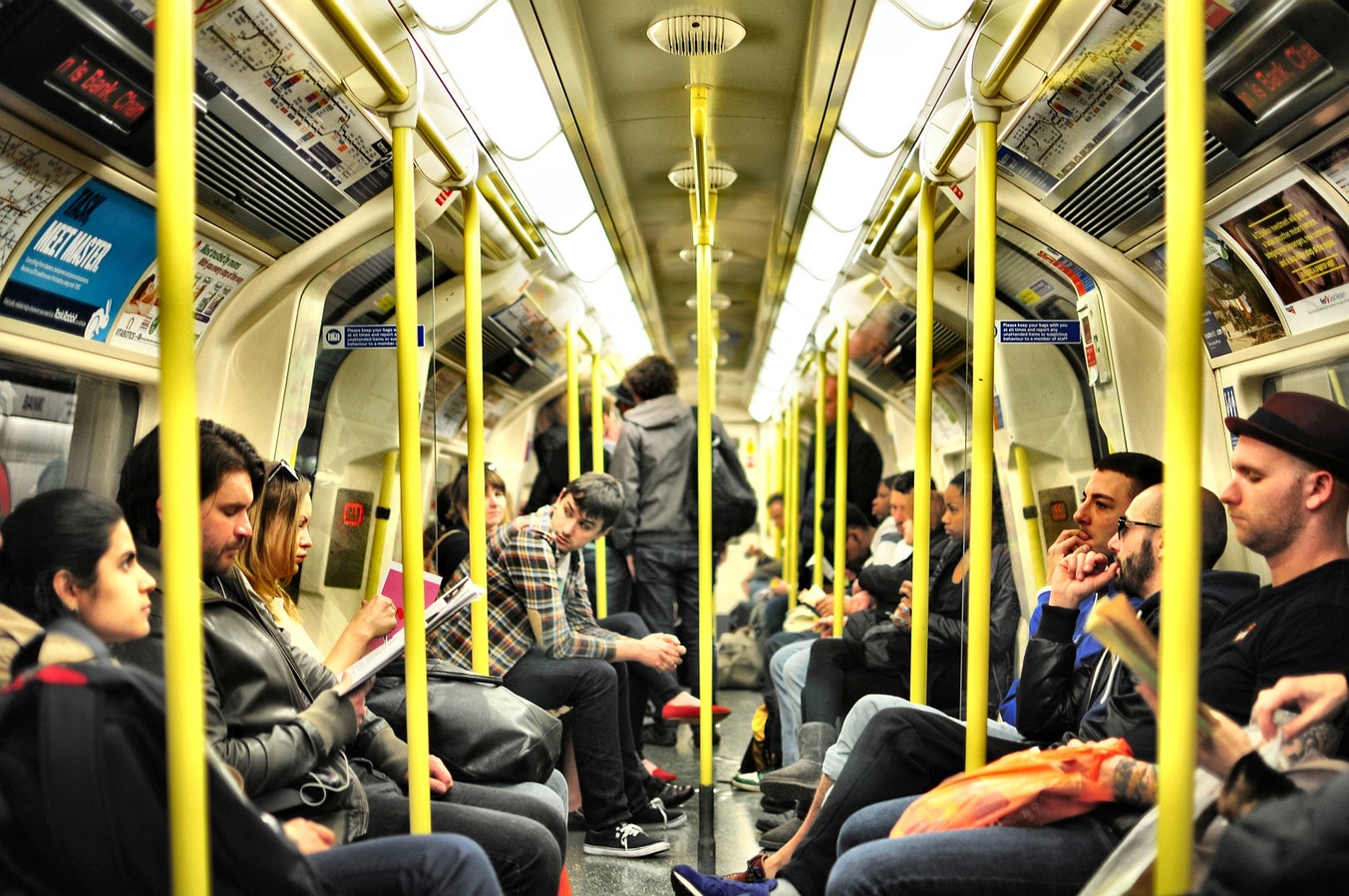Des passagers dans un métro de Londres