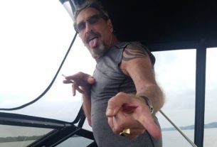 John McAfee sur son yacht dans le port de plaisance de La Havane