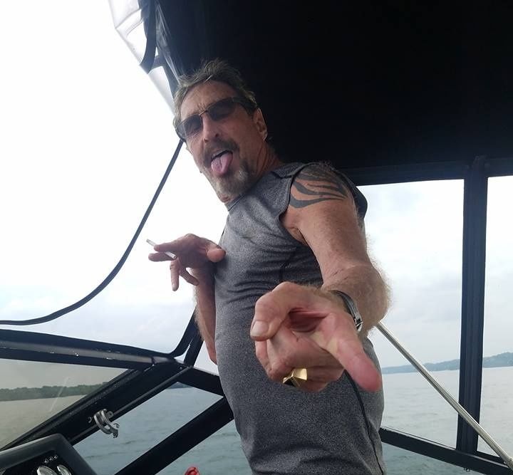 John McAfee sur son yacht dans le port de plaisance de La Havane