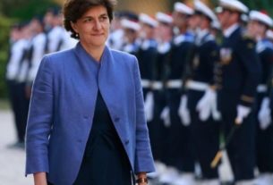 Sylvie Goulard passant en revue des troupes, alors ministre de la défense dans le pemier gouvernement d'Edouard Philippe (2017)