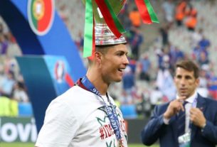 Cristiano Ronaldo avec le trophée de l'Euro, à l'issue de la finale de 2016 contre la France
