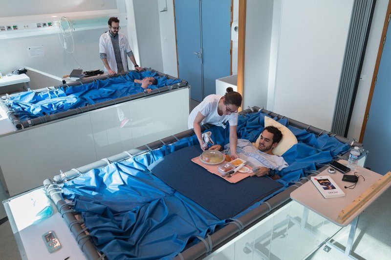 Des volontaires au lit (photo ESA).