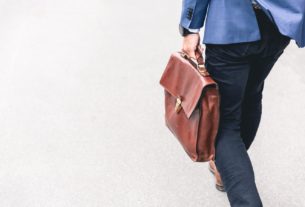 Un homme en route pour le travail avec un sac en main.