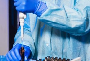 Une chercheuse piquant une séringue dans un patch de vaccin.