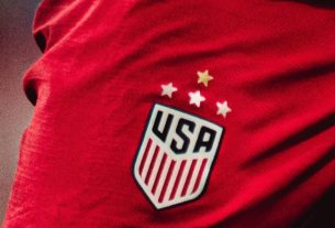 Un shirt avec le blason de l'équipe américaine de football, membre de la Concacaf (Confédération de football d'Amérique du Nord, d'Amérique centrale et des Caraïbes).