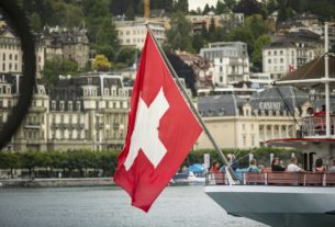 Le drapeau suisse flottant sur un bâteau.