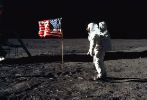 L'astronaute Buzz Aldrin plantant le drapeau américain sur la Lune.