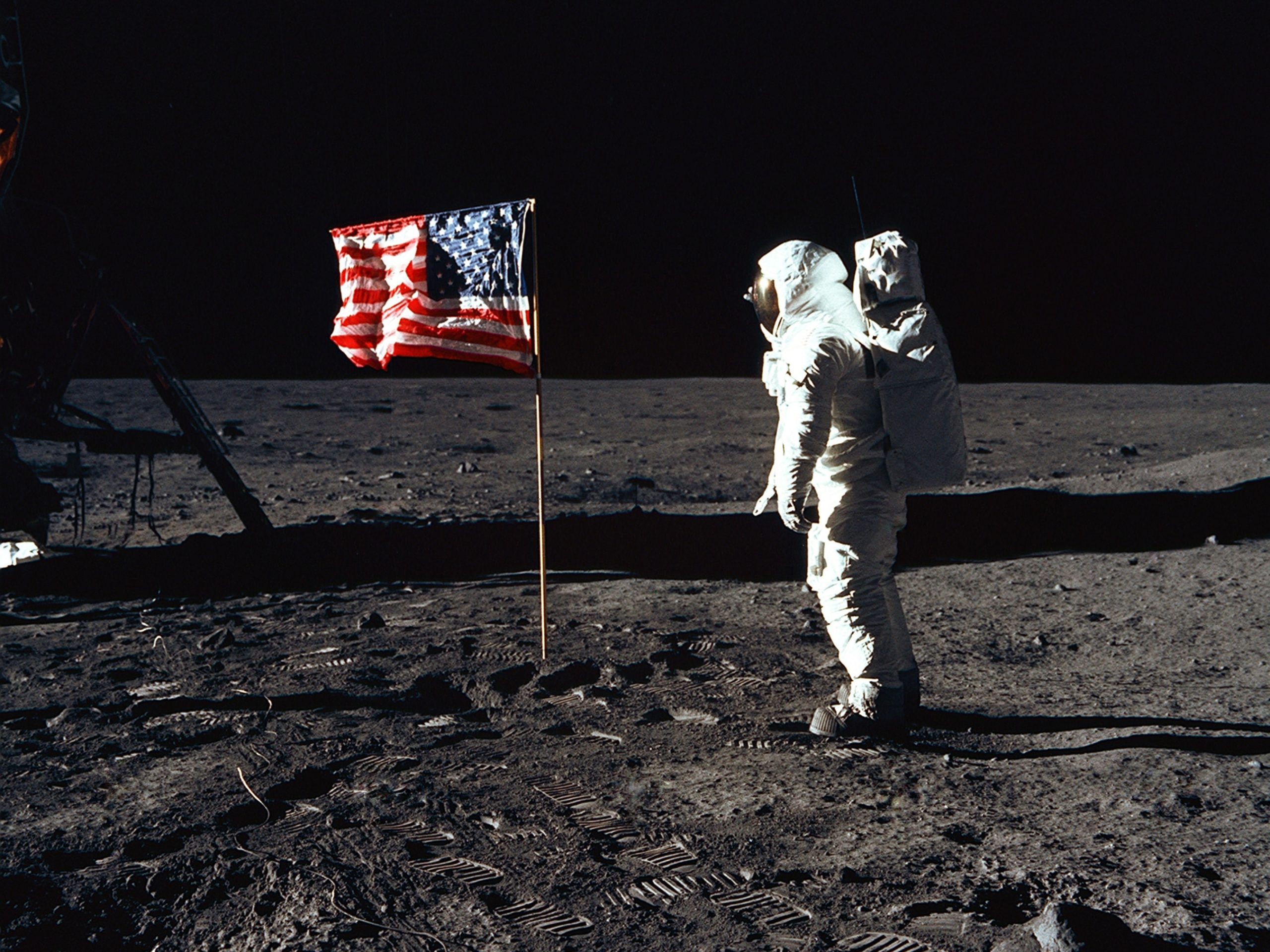 L'astronaute Buzz Aldrin plantant le drapeau américain sur la Lune.