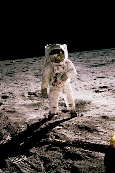 L'astronaute d'Apollo 11 Buzz Aldrin marche sur la surface de la lune le 20 juillet 1969, sur une photographie prise par Neil Armstrong.