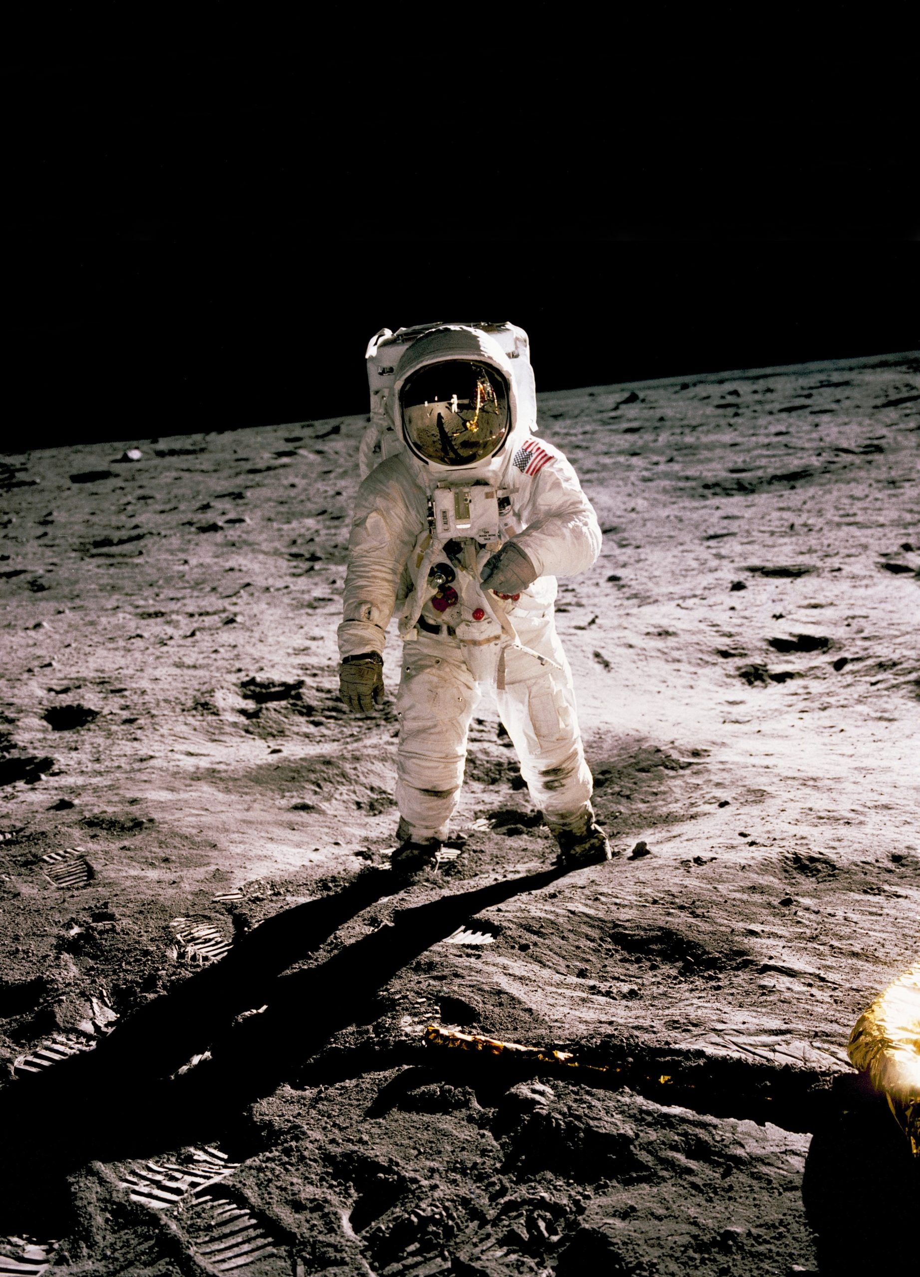 L'astronaute d'Apollo 11 Buzz Aldrin marche sur la surface de la lune le 20 juillet 1969, sur une photographie prise par Neil Armstrong.