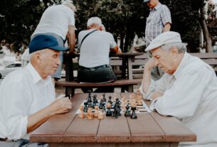 Des personnes âgées jouant au damier dans un espace public.